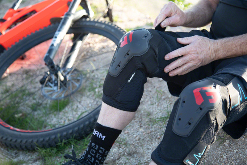 Load image into Gallery viewer, G-Form E-Line Knee Pads - Black Large
