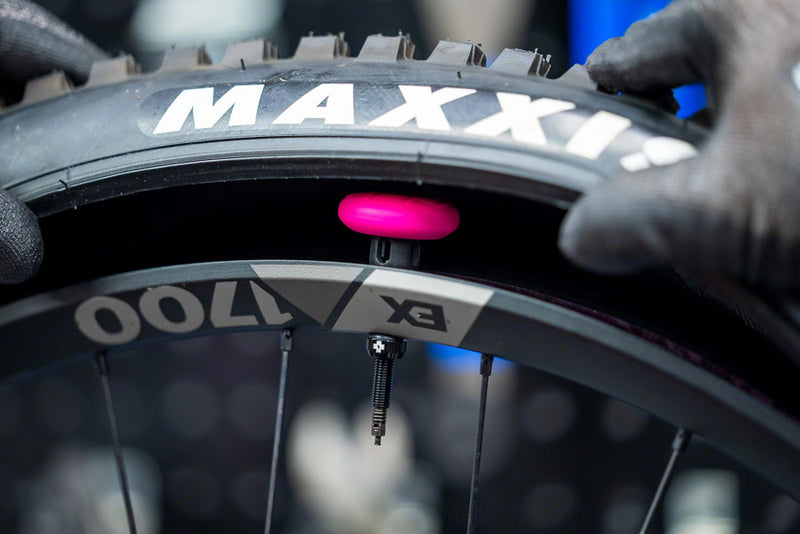Load image into Gallery viewer, Muc-Off Stealth Tubeless Tag Holder Kit - Includes 2 44mm V2 Tubeless Valves BLK
